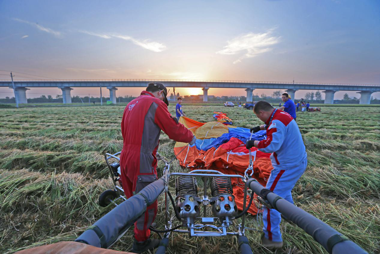 熱氣球聯(lián)賽襄陽(yáng)站火熱進(jìn)行 噴火巡游點(diǎn)燃天空節(jié)(圖1)