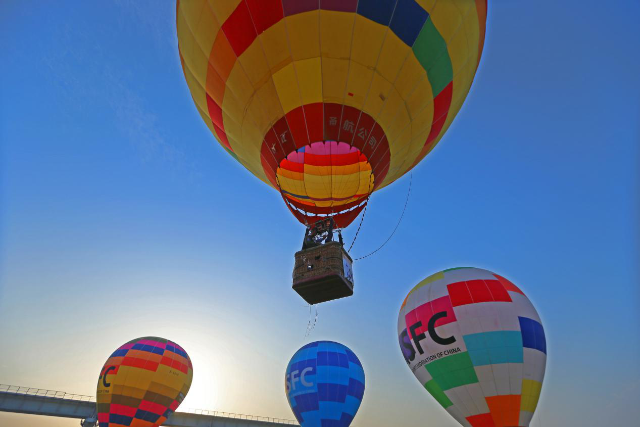 熱氣球聯(lián)賽襄陽(yáng)站火熱進(jìn)行 噴火巡游點(diǎn)燃天空節(jié)(圖2)