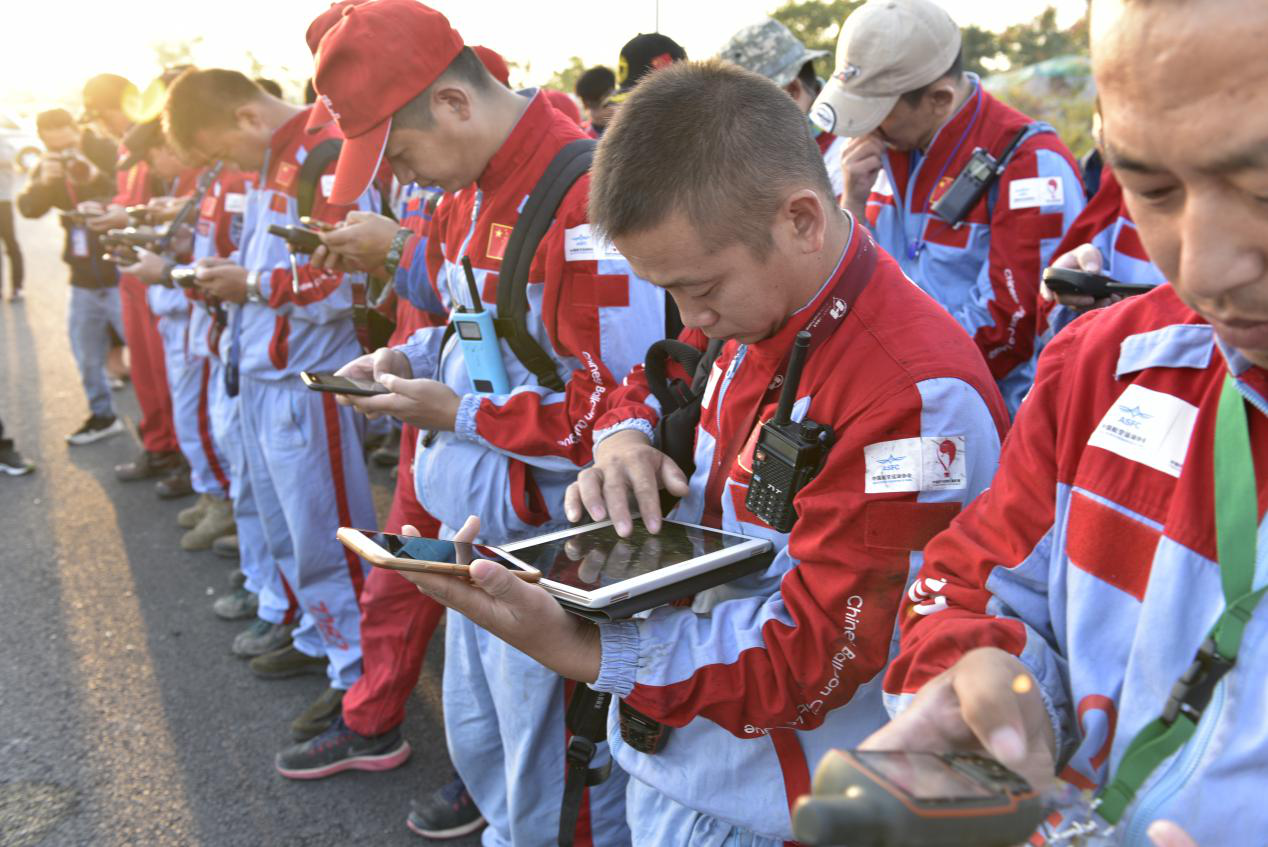 熱氣球聯(lián)賽襄陽(yáng)站火熱進(jìn)行 噴火巡游點(diǎn)燃天空節(jié)(圖5)