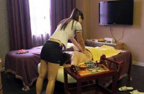 沐足女為什么喜歡買鐘?足浴店買鐘出去玩不給碰,性感女技師會(huì)不會(huì)跟客人出去喝酒唱歌打牌開房？足浴技師愿意買鐘出去可以干嘛？(圖1)