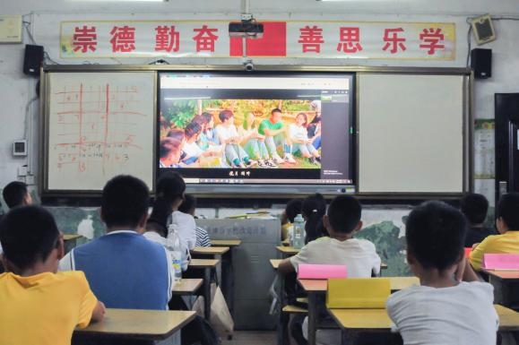 在鄉(xiāng)村播撒閱讀的種子 ——湖北科技學(xué)院圖書館悅鄉(xiāng)村閱讀推廣活動(dòng)(圖1)